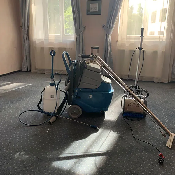 Sprzęt CLEANWWA podczas czyszczenia wykładziny w pomieszczeniu